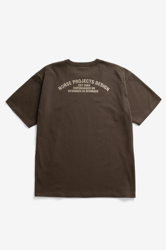 Norse Projects Snekkersten Organic Arch Print Tee – Delicioso Brown