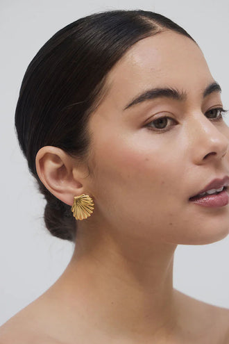 La Tribe Clam Earrings - Gold