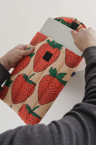 Baggu Puffy Laptop Sleeve 13/14 Inch - Strawberry