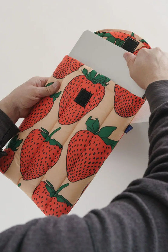 Baggu Puffy Laptop Sleeve 13/14 Inch - Strawberry
