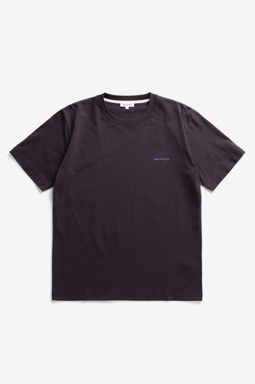 Norse ProjectsDyrehaven Organic Logo Print Tee – Darkest Purple