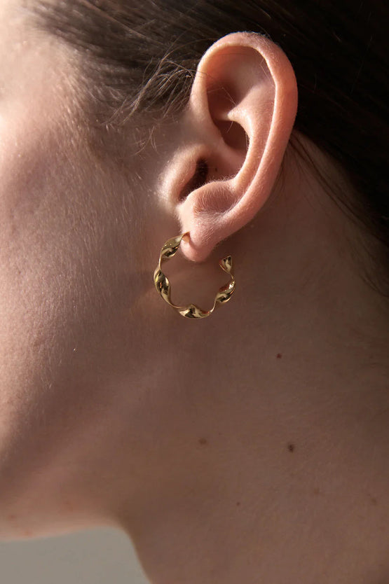 La Tribe Twisted Hoop Medium - Gold